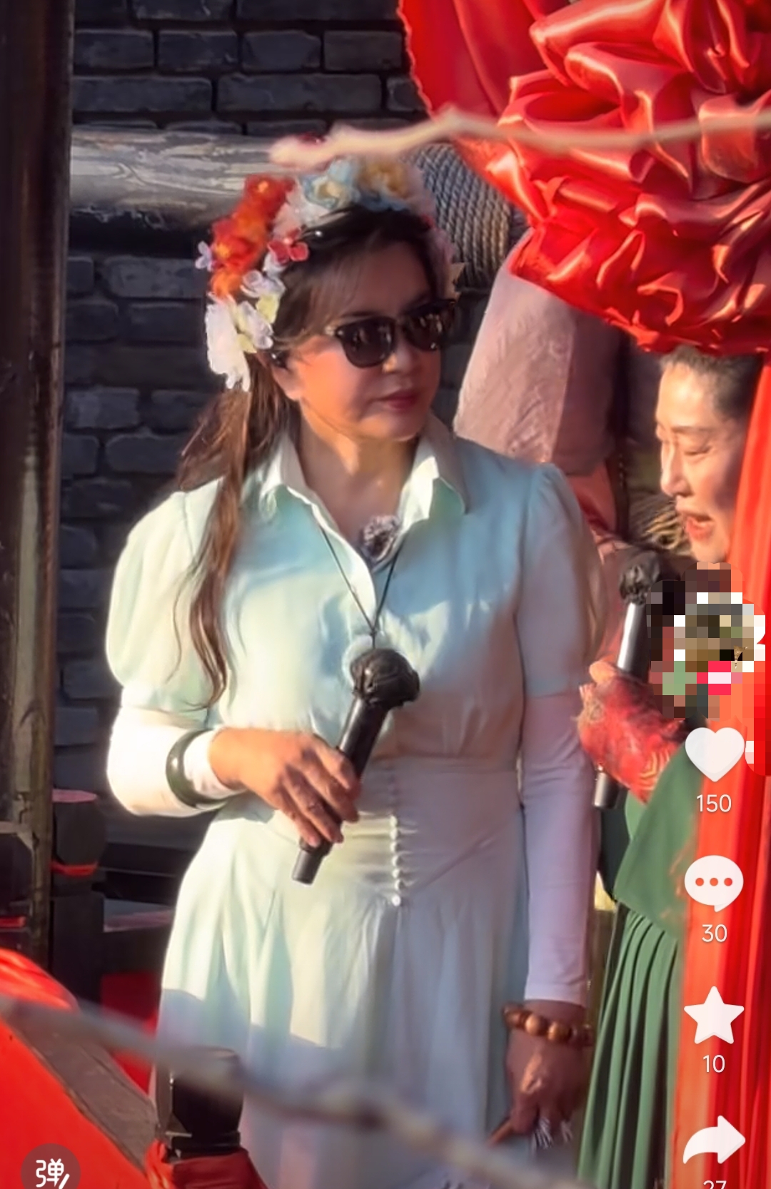 刘晓庆现身开封万岁山武侠城，头戴鲜花乘花车向游客挥手致意，和