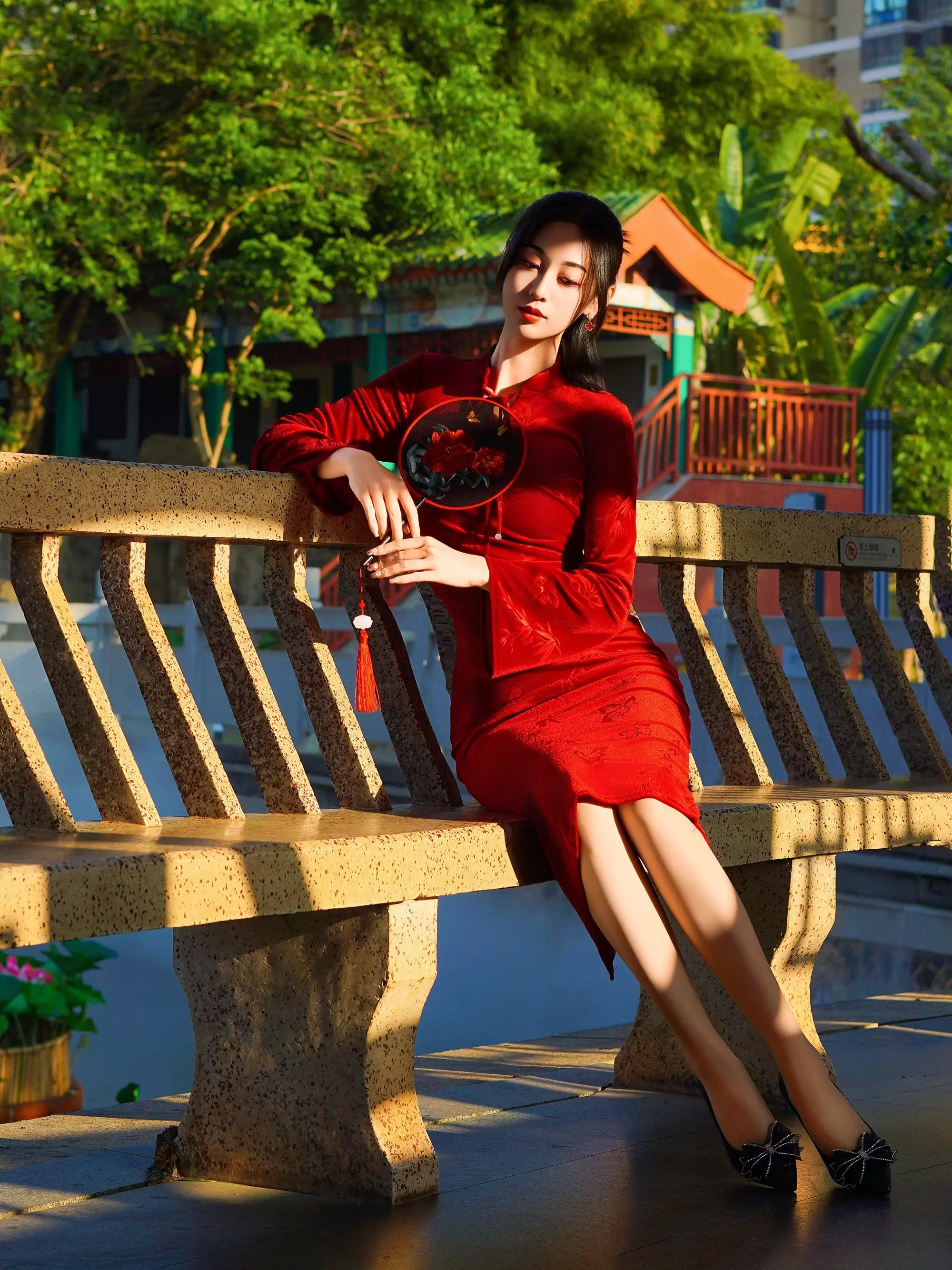 红色迎国庆.华流才是顶流。丝绒缎面 牡丹团扇 新中式 中国红 雍容华贵...