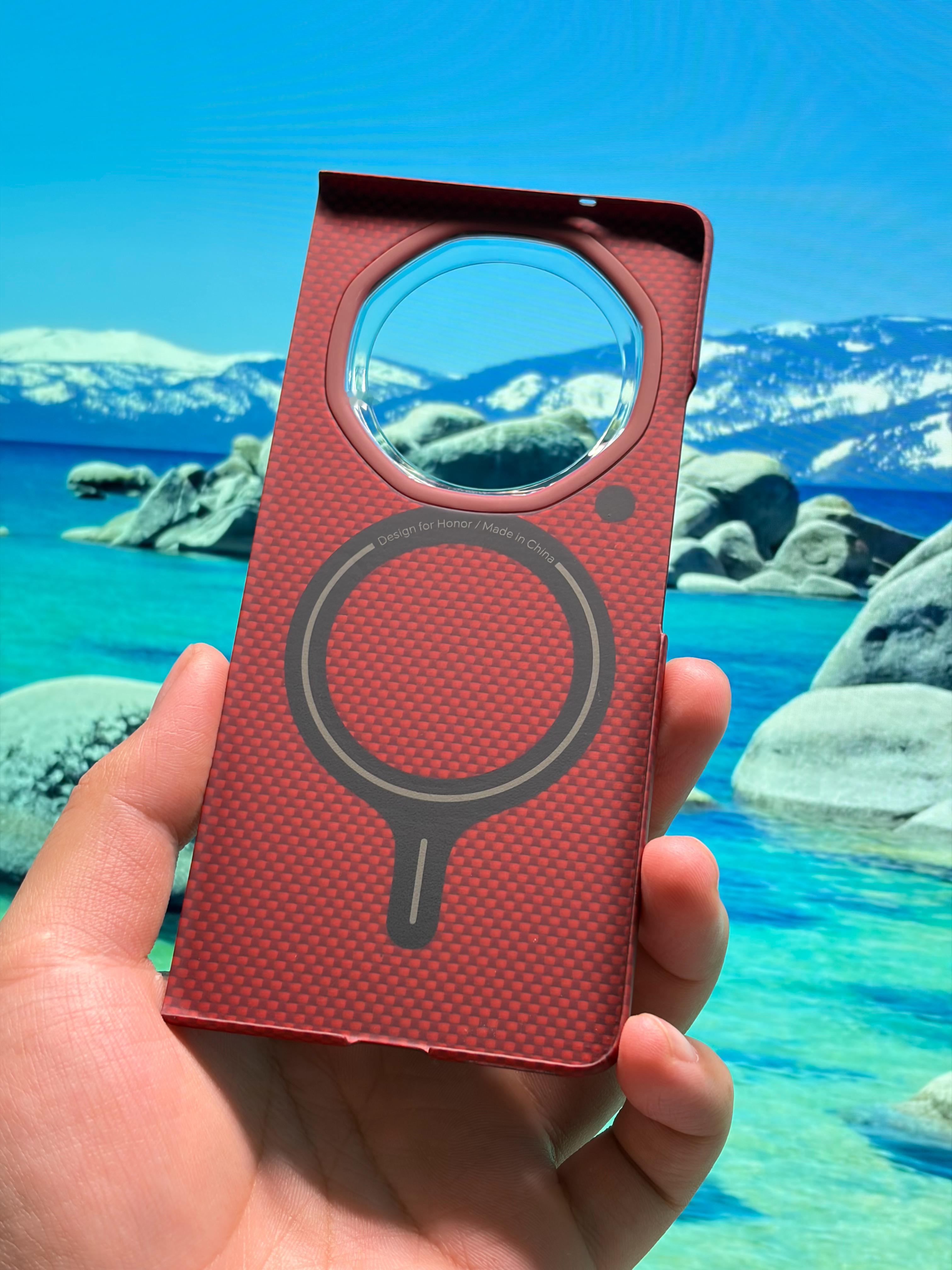 折叠屏带壳的话，比较推荐凯夫拉，轻薄好手感，还有磁吸，不得不说官方壳就是官方壳，