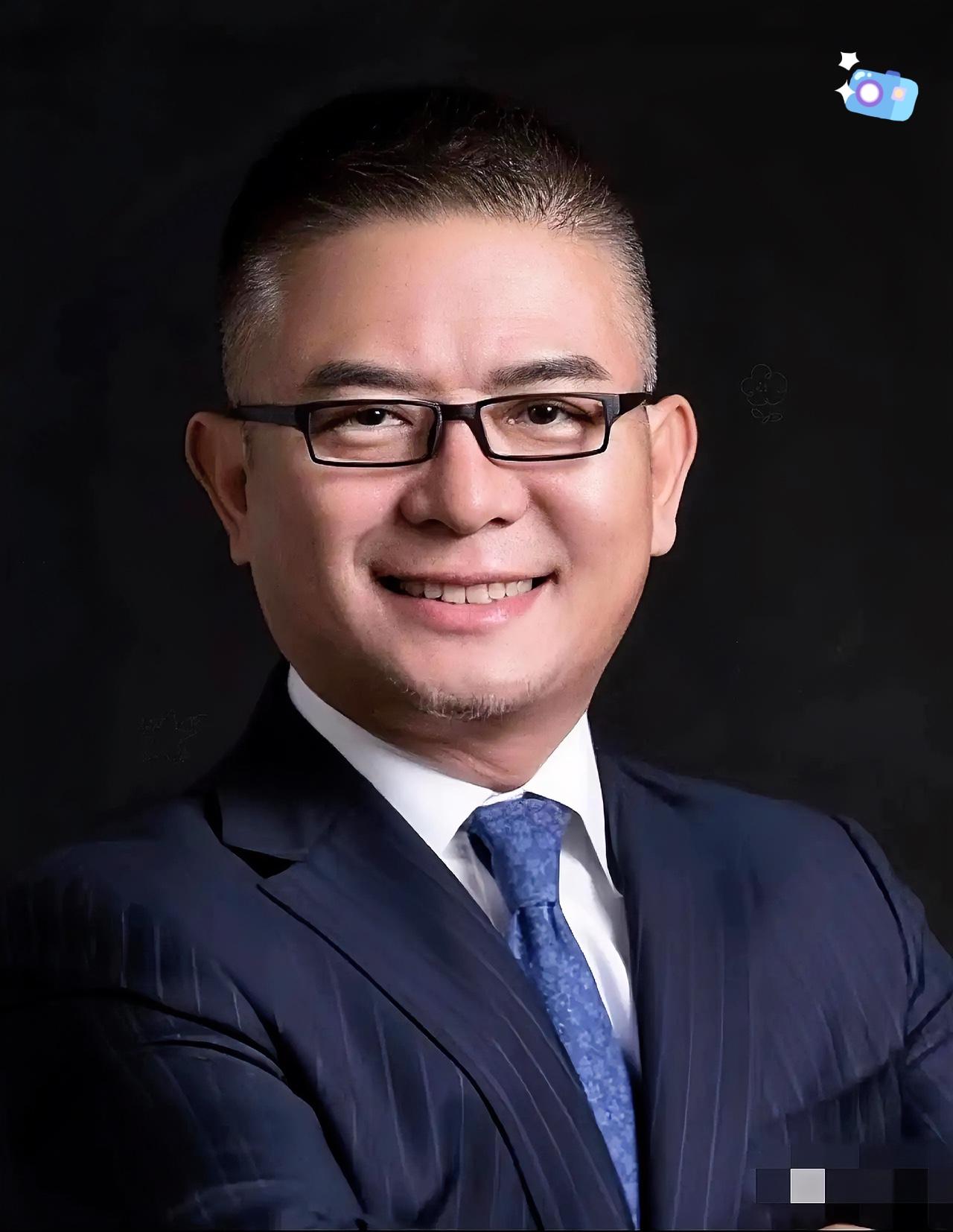 上海猎头大佬庄华，

突然就去世了，

不是死于疾病，也不是死于意外，而是死于过