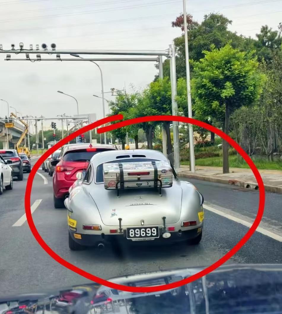 以后见到造型独特的车，得保持距离[抠鼻][抠鼻]