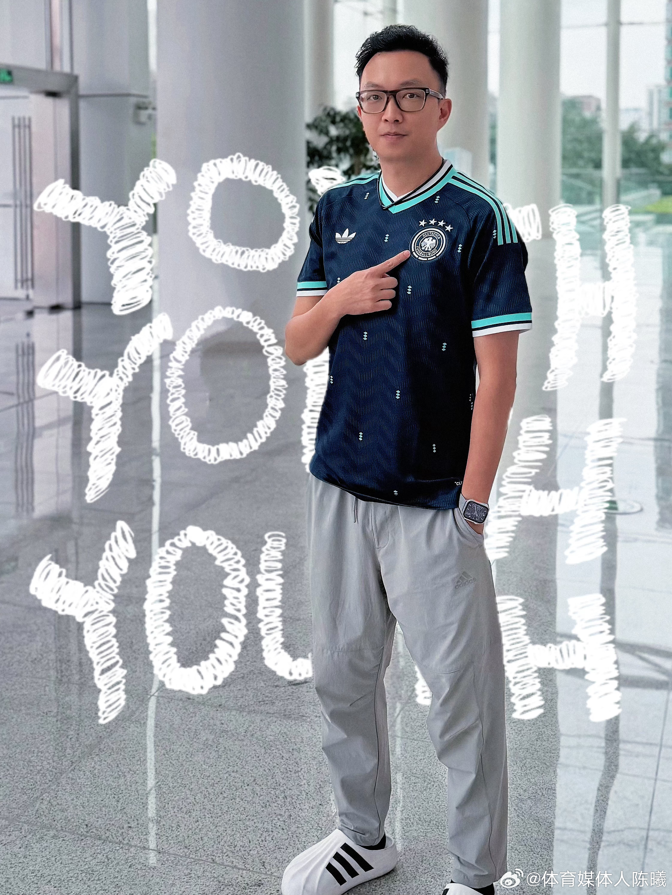 三叶草时隔36年荣耀回归FIFA世界杯舞台，致敬各年代德国队经典设计。3月27日