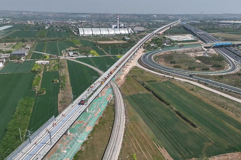 12月26日西延高铁开通运营，陕北革命老区正式迈入高铁时代，太让人激动了！这条高