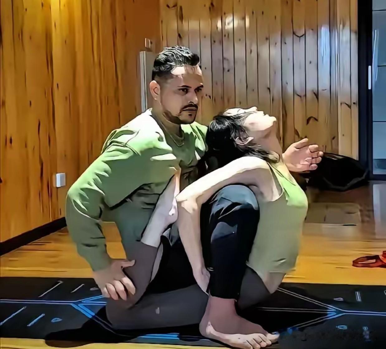 披着羊皮的恶徒终会暴露真面目！河南郑州的一家连锁瑜伽馆，爆出一桩丑闻。一个印度籍