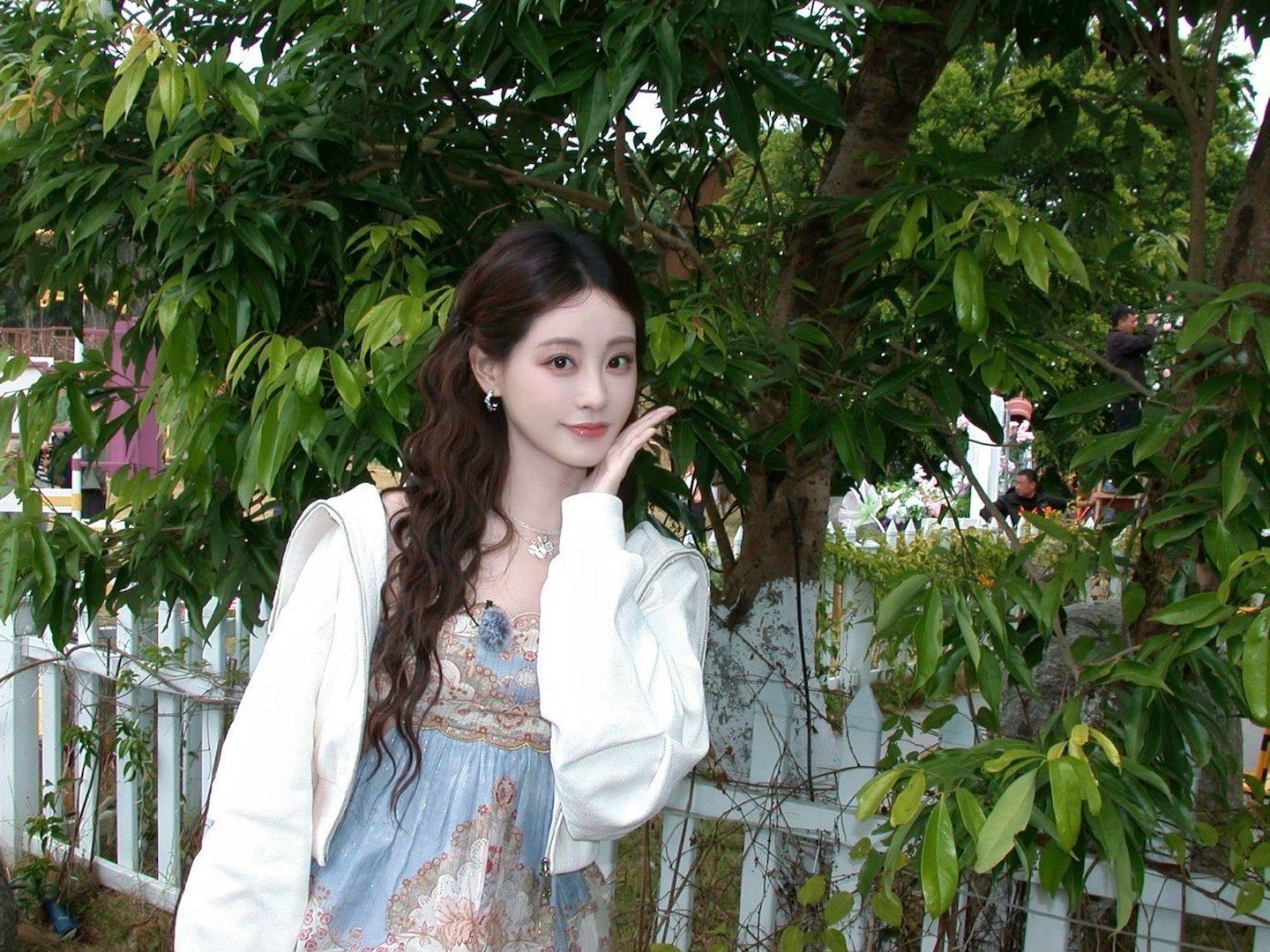 汪铎祝绪丹在这拍恋综呢周五晚高疯 汪铎顶着软乎乎的触角，祝绪丹凑过来想摸，他话都