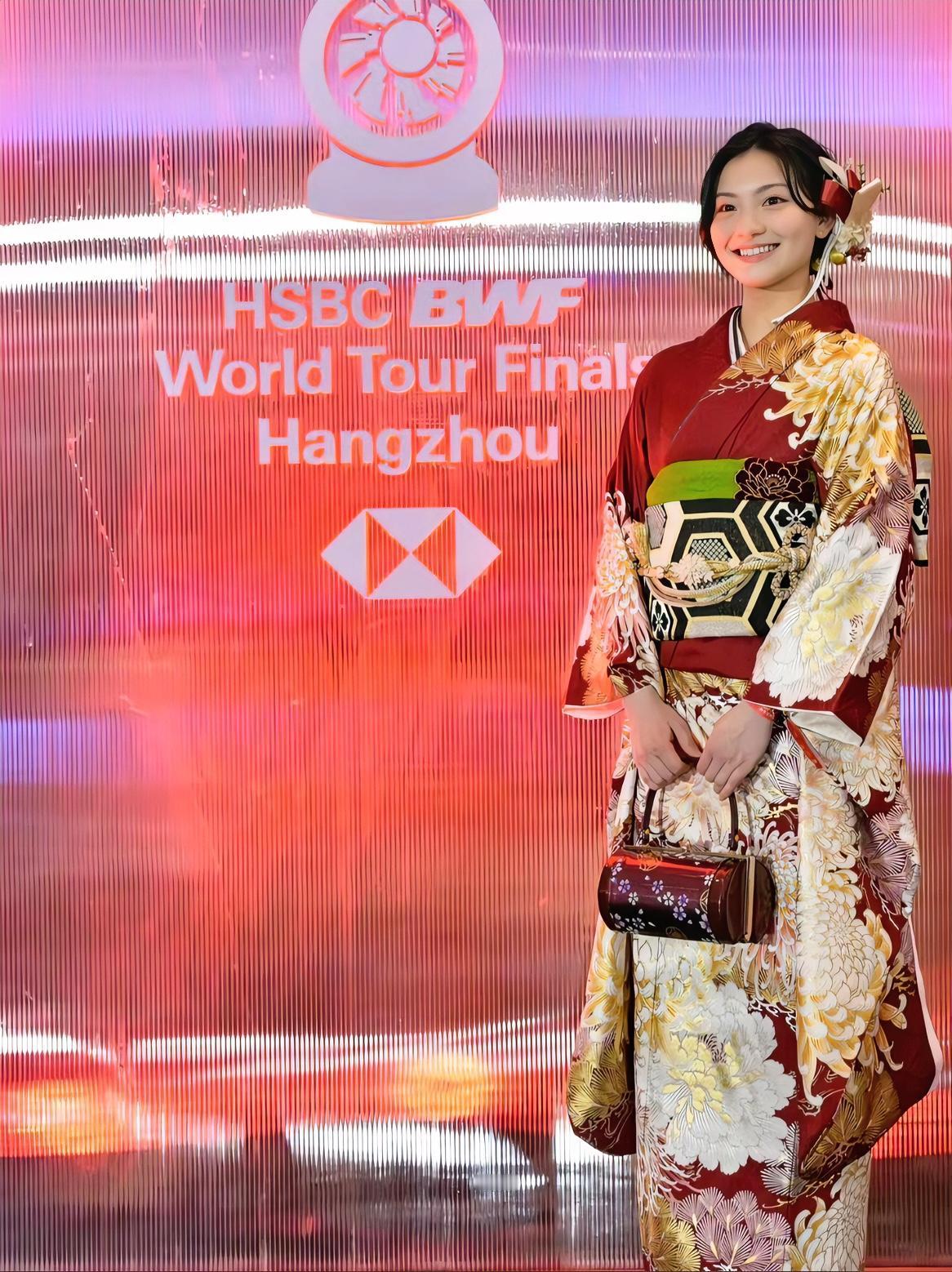 宫崎友花的这一身衣着确实很抓人眼球，相当美艳有特点！
这套民族服装非常漂亮，果然