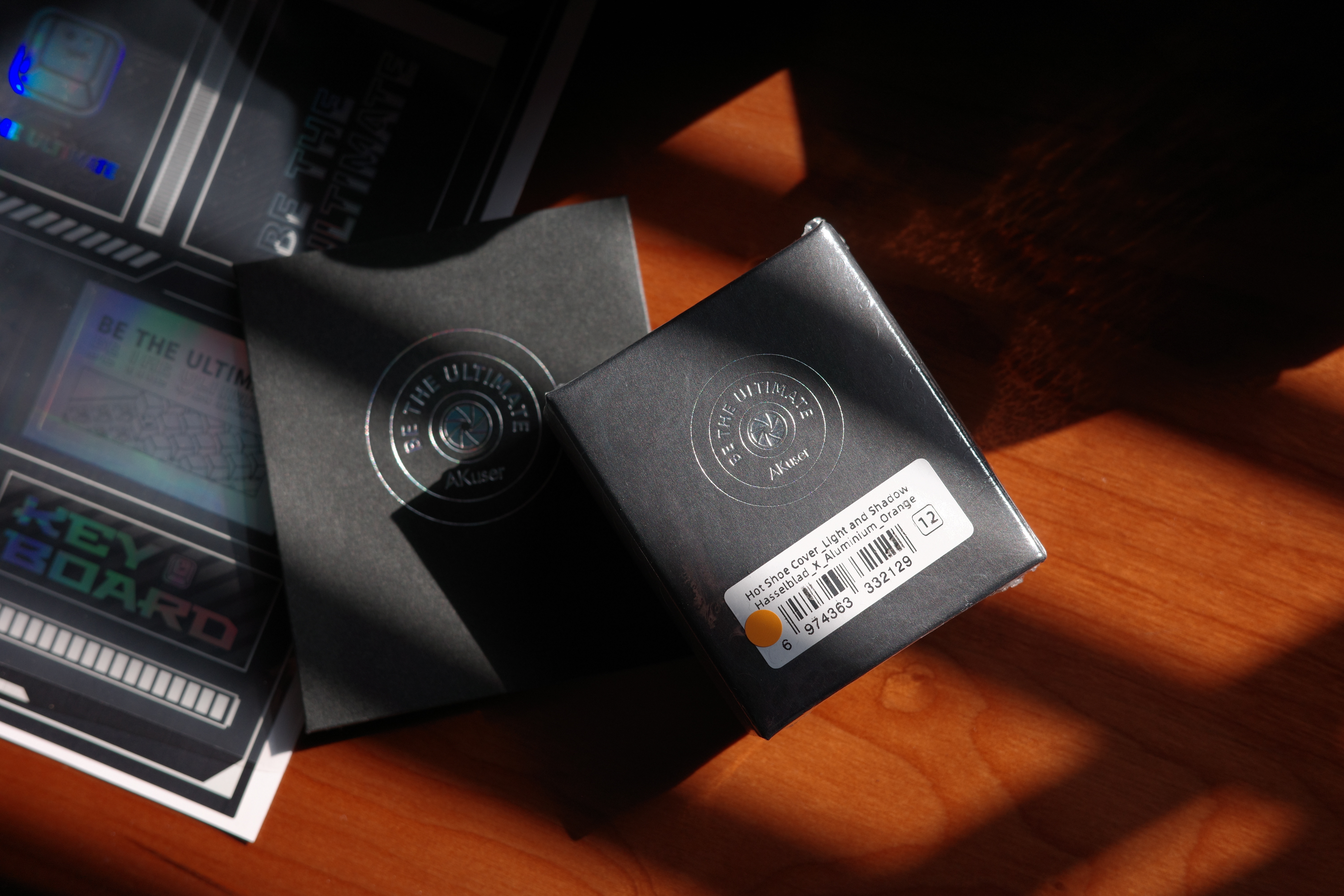 好友又送了一个 AKuser 热靴盖，橙色也算是哈苏标志色了