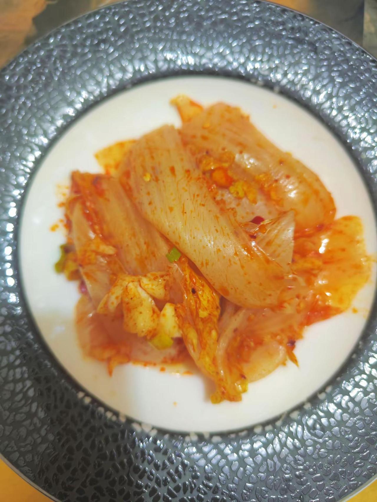 做饭容易上瘾，好吃不贵。一个擀面皮一个凉拌娃娃菜不知道什么时候喜欢上做饭简单的生