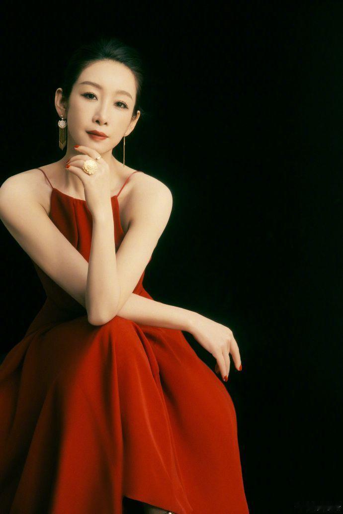 #秦海璐于佩尔中法影后同框# 曾经的小迷妹，如今与偶像于佩尔共同拍摄献礼短片，秦