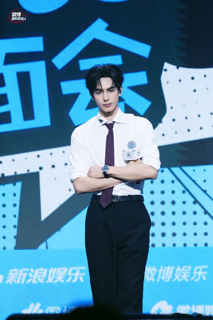 宋威龙西装是观众的兴奋剂 宋威龙这身材简直是为西装而生，185cm九头身+黄金肩