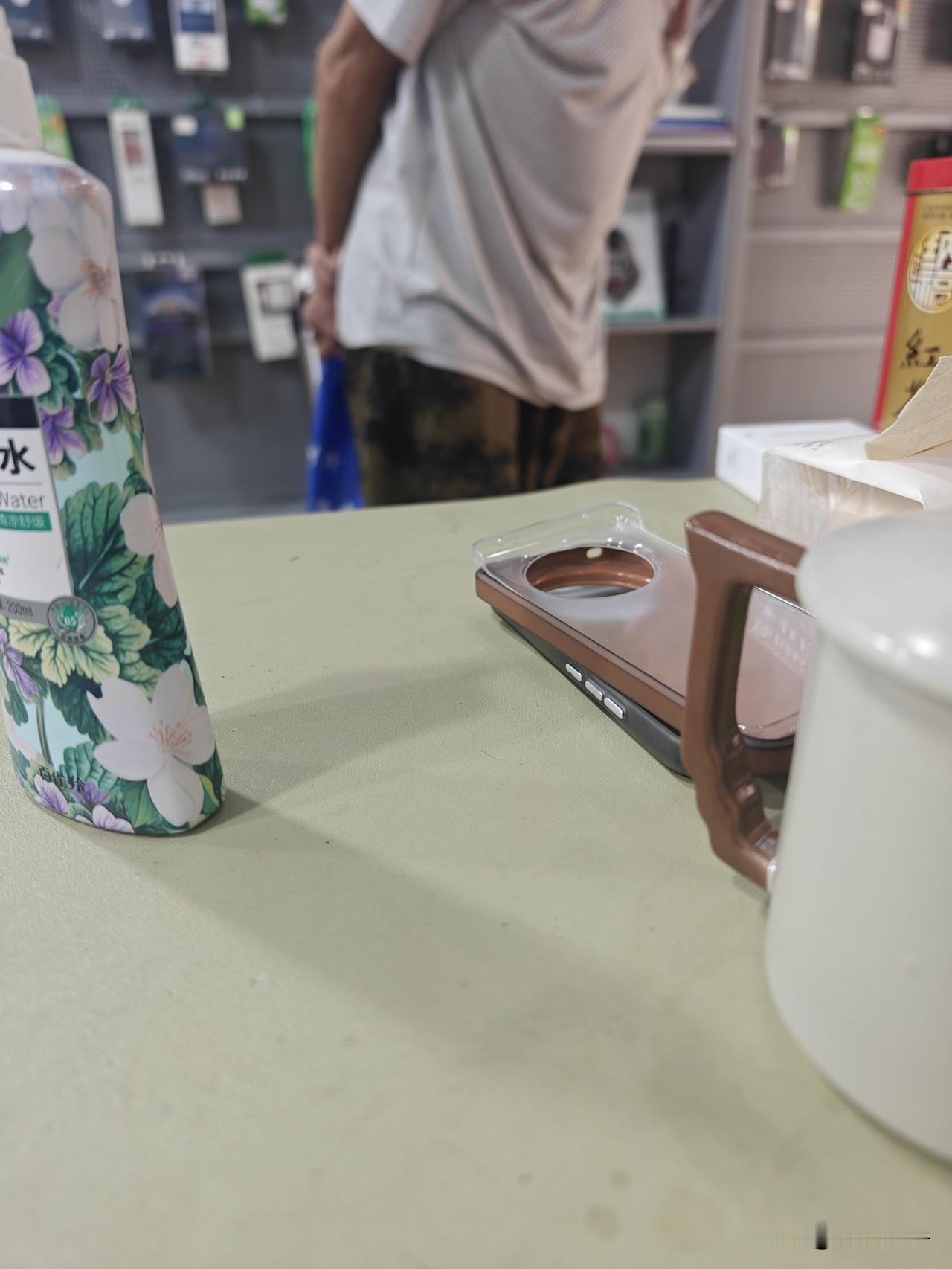 一大早给邻居叔叔，换了一个手机屏幕。他是特意从泸阳来找我的。坐车要一个多小时，要