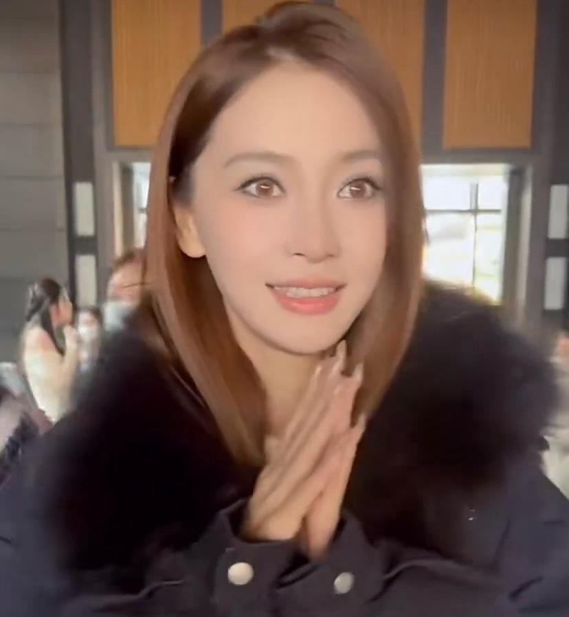 baby又请粉丝吃东西咯angelababy请粉丝喝热奶茶angelababy给