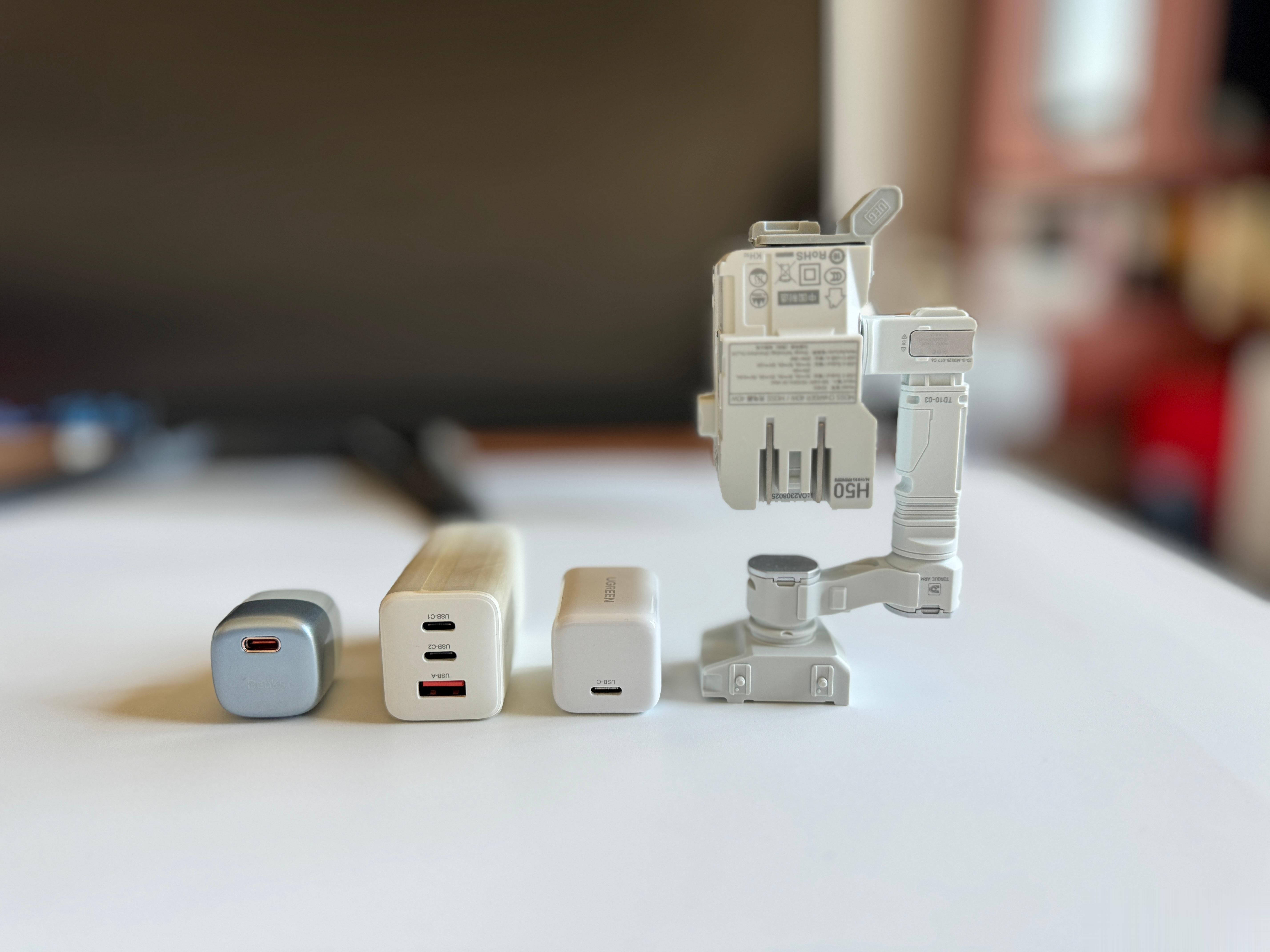 在iPhone15手机使用Type-C充电口后，出差带1个充电器1条充电线就可以