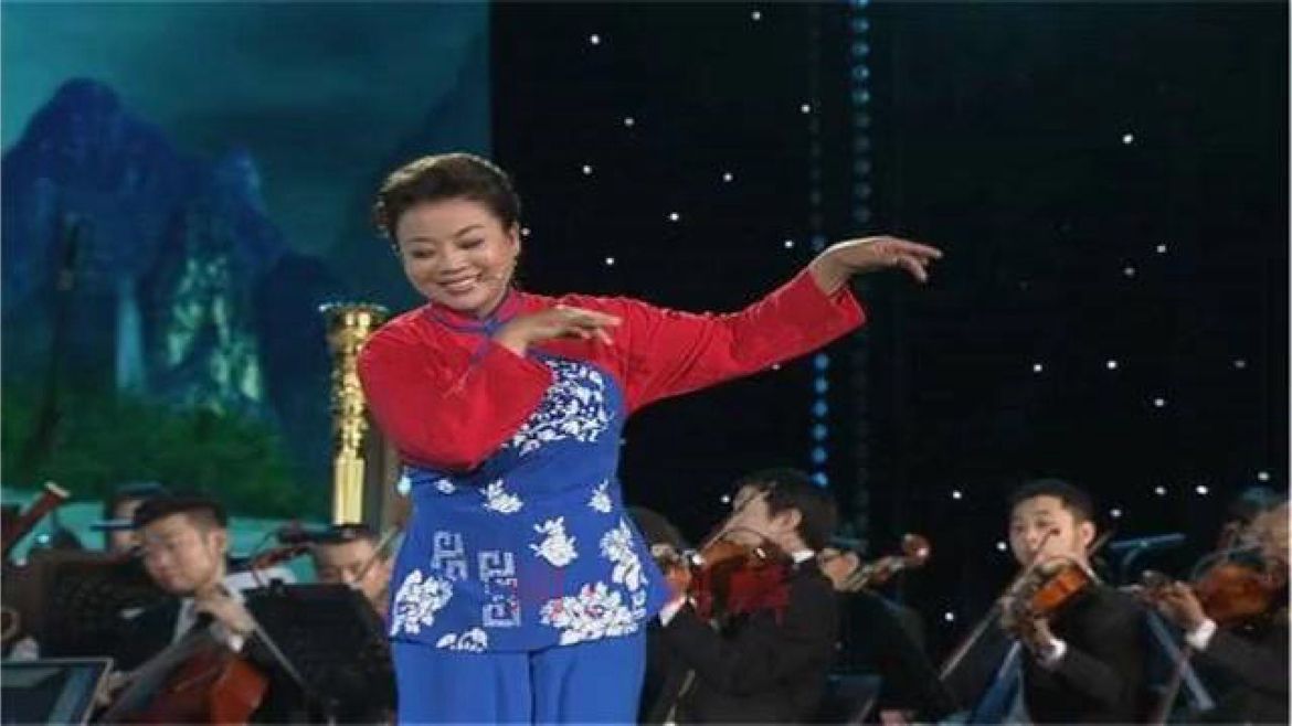 张也演唱王二妮经典代表作，结果太尴尬了，这才是音乐大师
