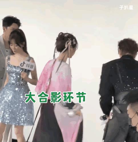 祝绪丹说虞书欣像个小充电宝之前虞书欣帮祝绪丹遮挡放走光的细微动作她的行为好贴心，