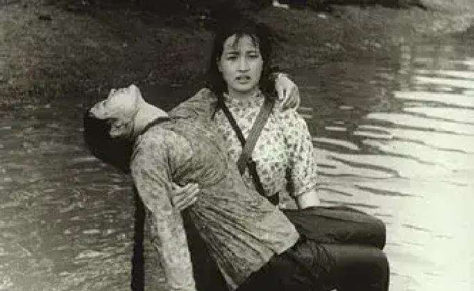 刘晓庆真的是杠杠的！公主抱着一百多斤的陈冲毫不吃力，这也刘晓庆是敬业精神的体现。