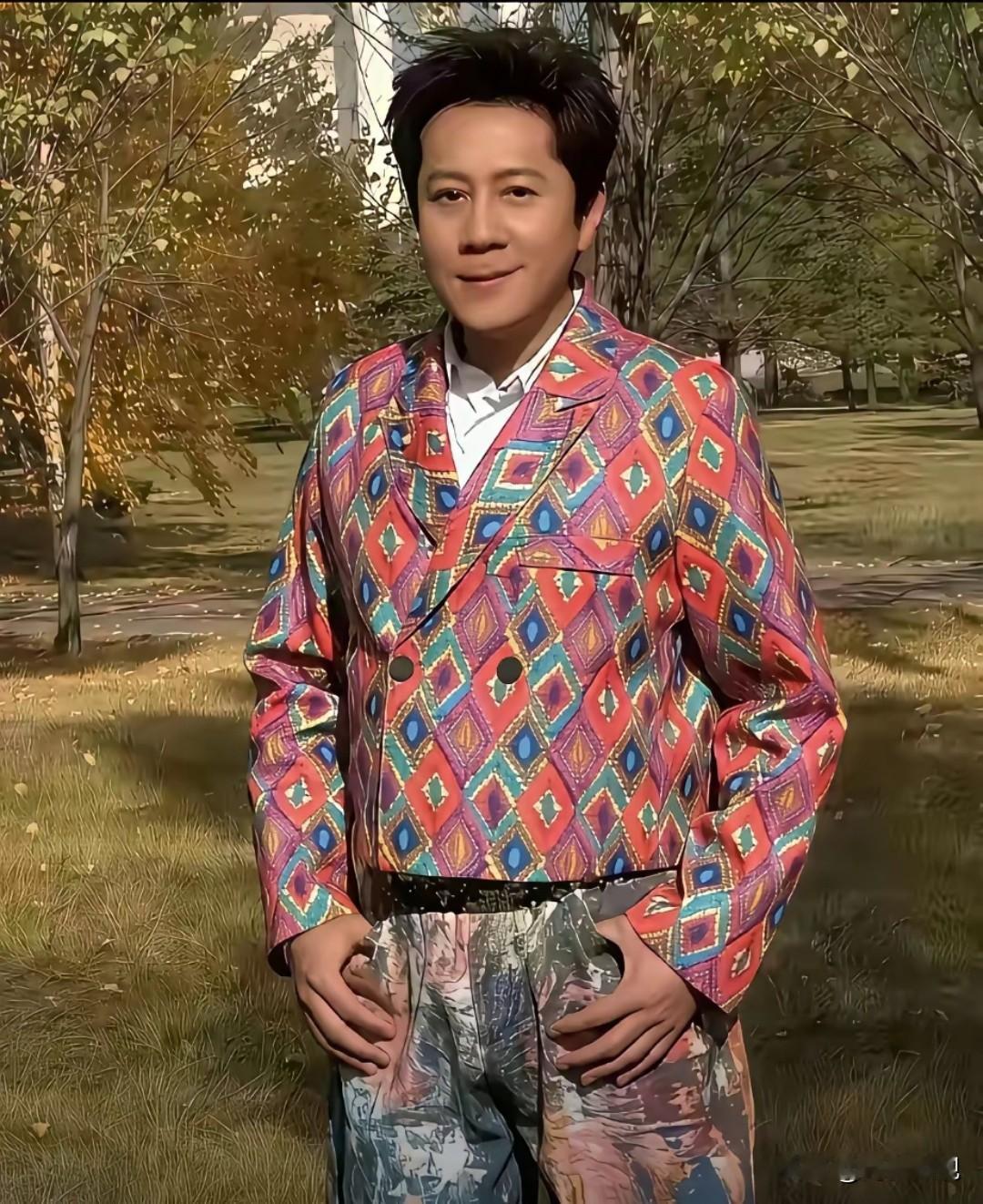 天呐！乍一看被惊到了，他年轻的时候阳刚硬朗，满脸正气，一身军装英姿飒爽！如今浑身