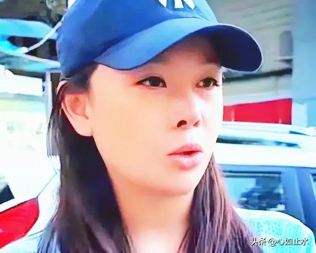 今天下楼去买酱油的时候，遇到了二妹。她的眼睛是红红的，在花坛边打电话。本来想打招