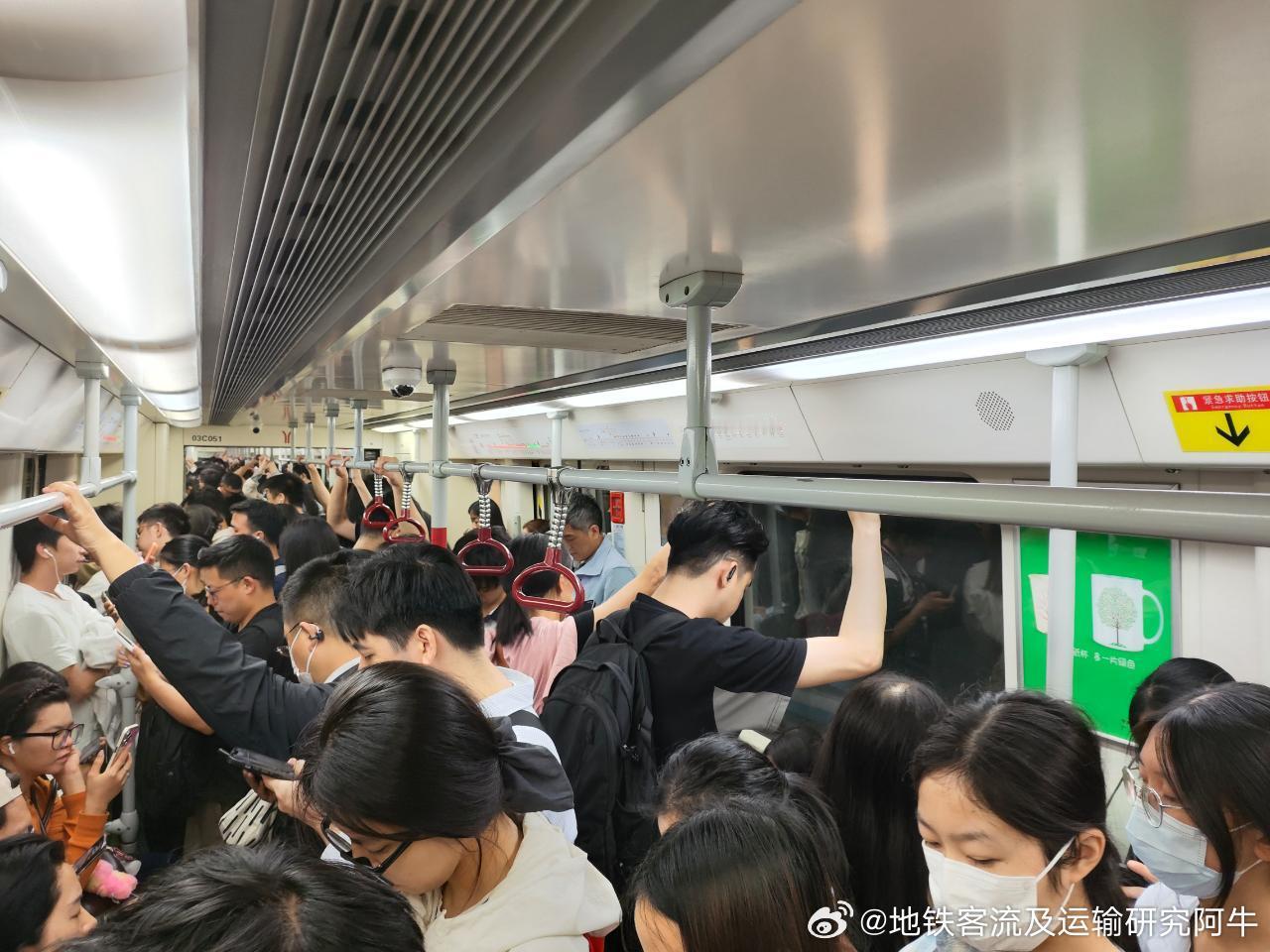 广州地铁网友：2026年4月24日（周五，广州阴雨交替，17-22℃）广州地铁晚