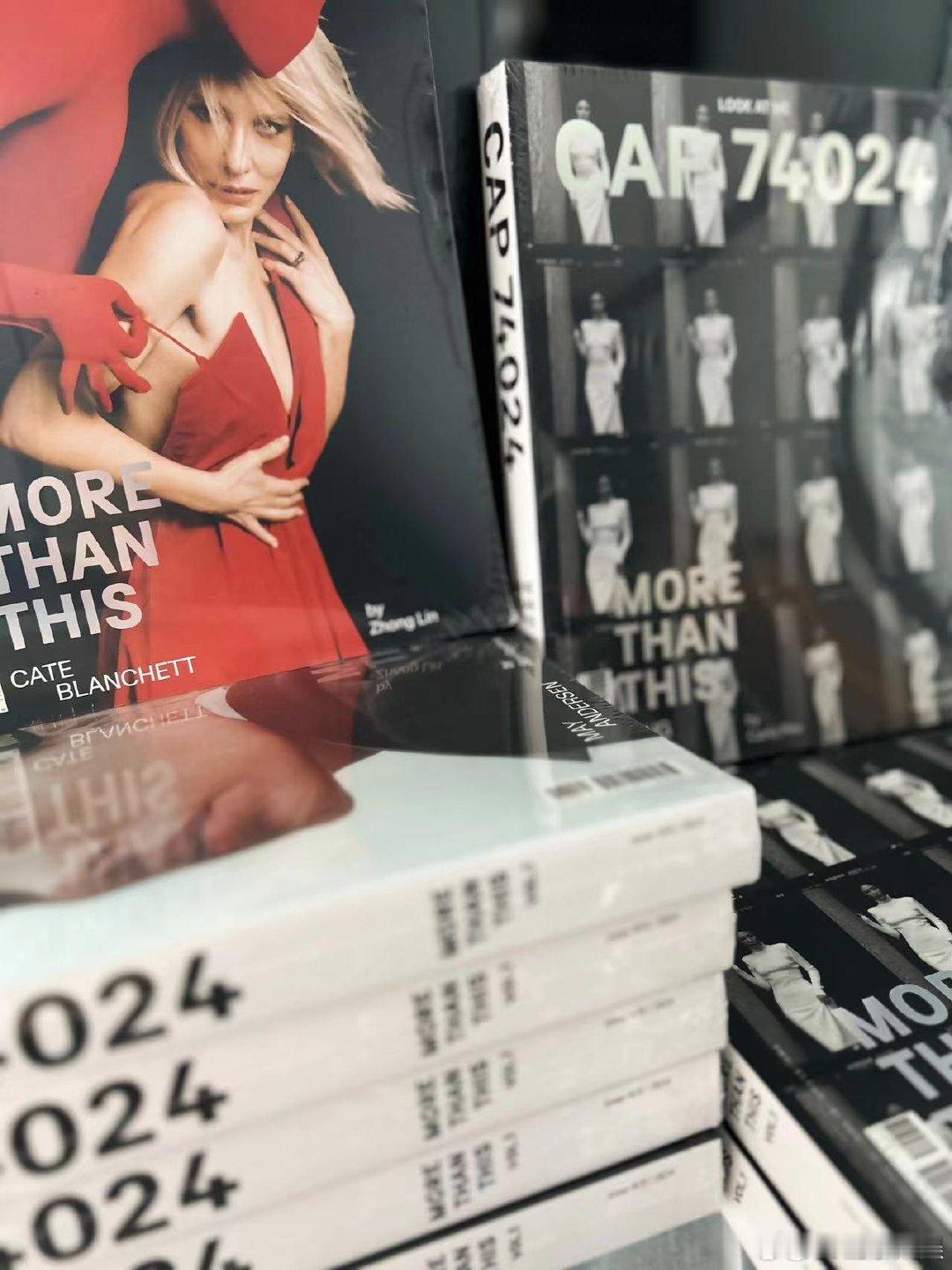 #曾黎杂志封面投放到巴黎书店了# 曾黎姐姐的杂志封面居然出现在巴黎书店了！这波操