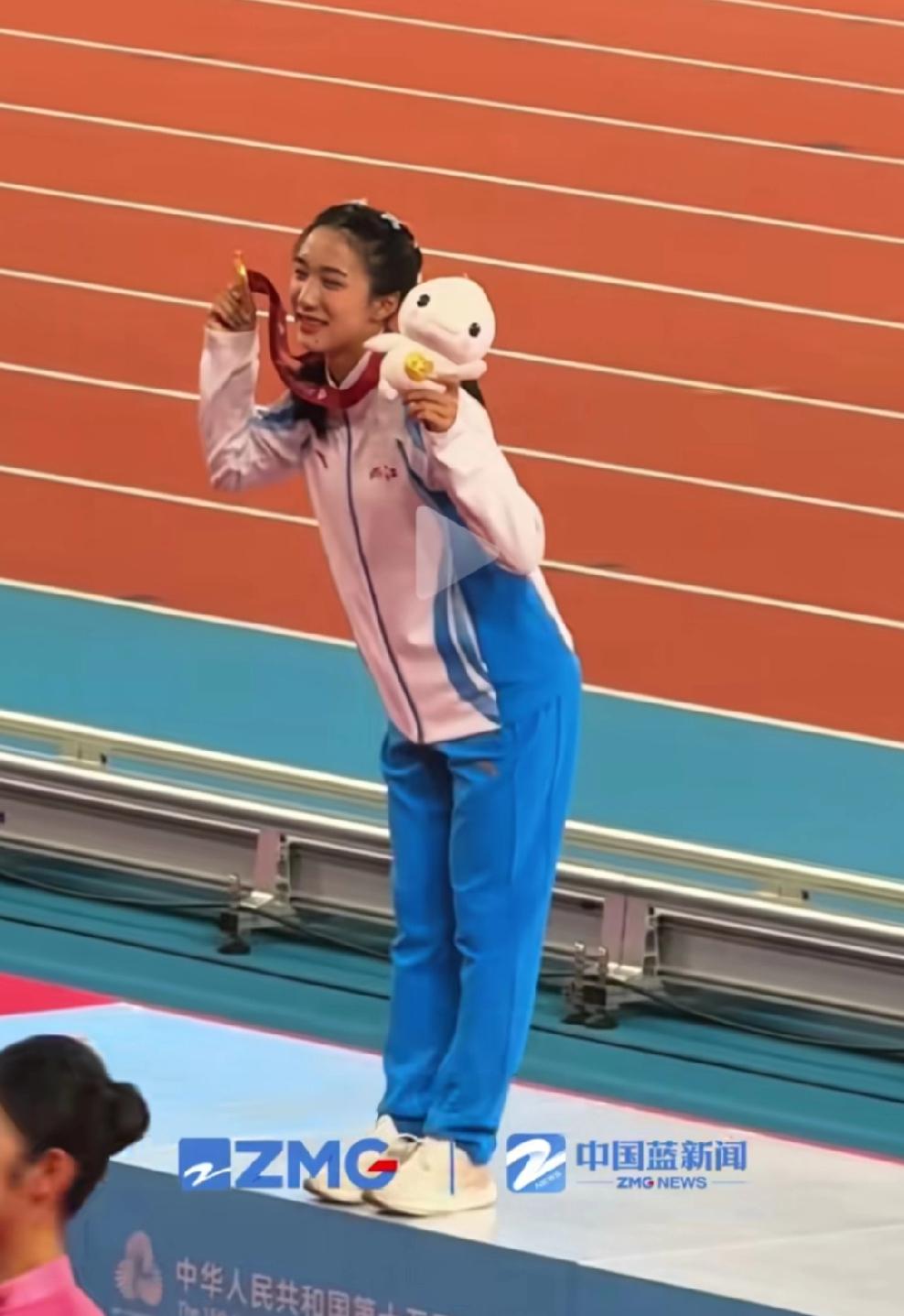 11月17日，浙江队16岁的“小孩姐”陈妤颉在十五届全运会女子100米项目上，她