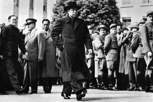 今日中国，如您所愿——这张照片让我心头一颤。50年了，您的笑容依然温暖。