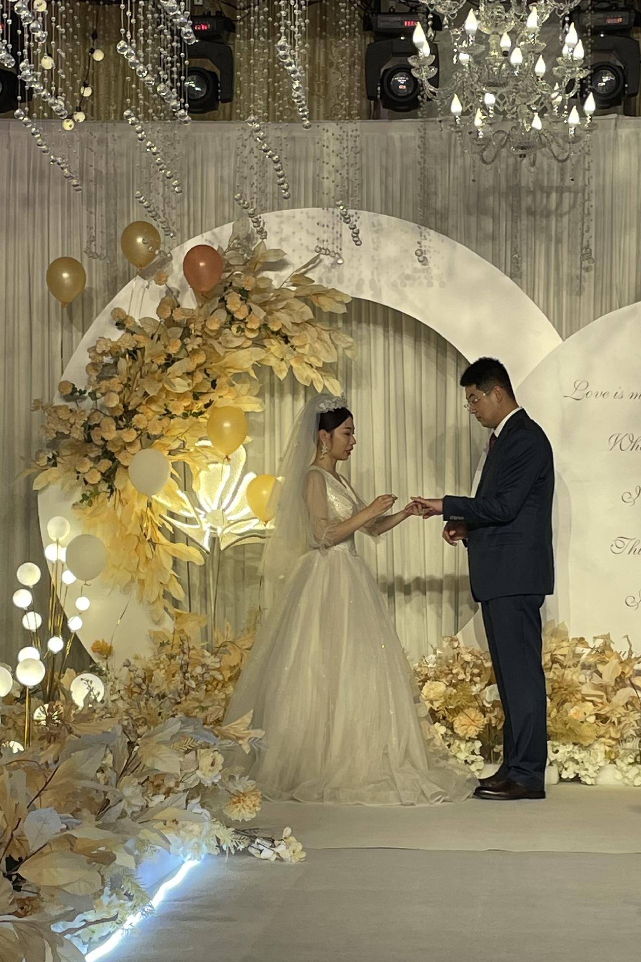 醒了就想吃点好的，你能不能转个红包给我，我去美美的吃个早餐，化个漂亮的妆，跳绳合