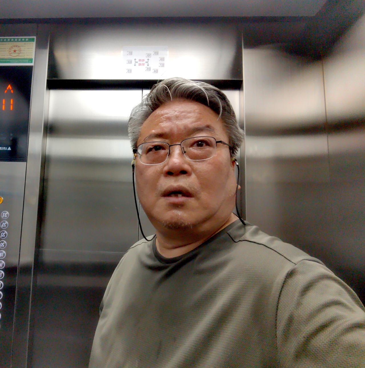 今天入伏，早上起得晚，没下楼锻炼，上午忙完一篇过眼录（两天写了5600余字），心