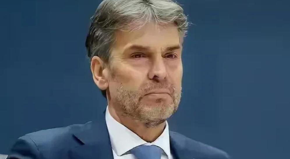 “制裁阿斯麦会毁了全球芯片业”？

这话听着冠冕堂皇，实则藏着颠倒黑白的套路 —