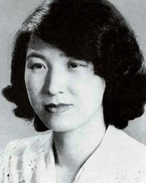 1956年，李玉琴到管理所探望溥仪。管理员考虑到两人结婚14年未同房，破例让她留