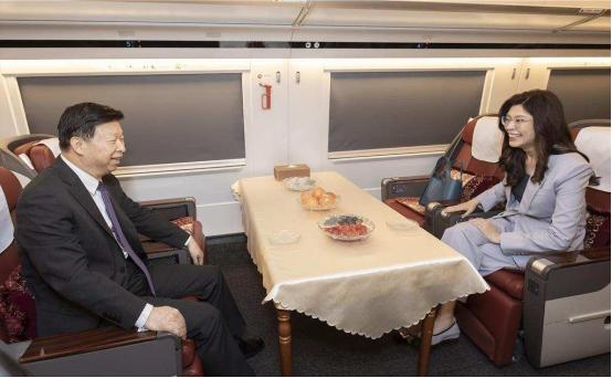 郑丽文上了复兴号，把茶杯放在小桌板上，350 公里的时速下，水面几乎没有晃动，全