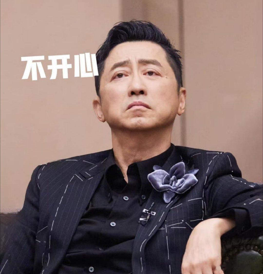 刷到一个挺唏嘘的事儿，庾澄庆自己亲口说，当初在《歌手》第一期就被淘汰，背后还有这
