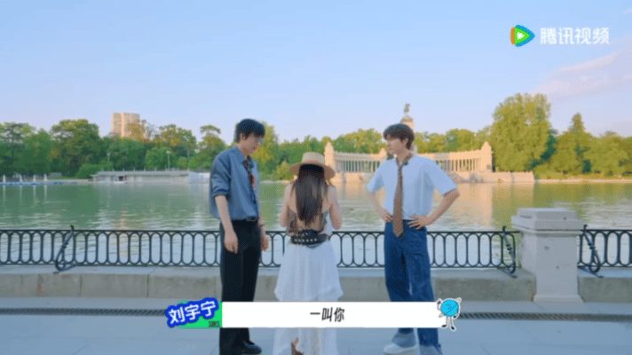 金靖戴着龚俊来西班牙了地球超新鲜 哈哈，金靖这创意我给满分！俊子没法来西班牙，她