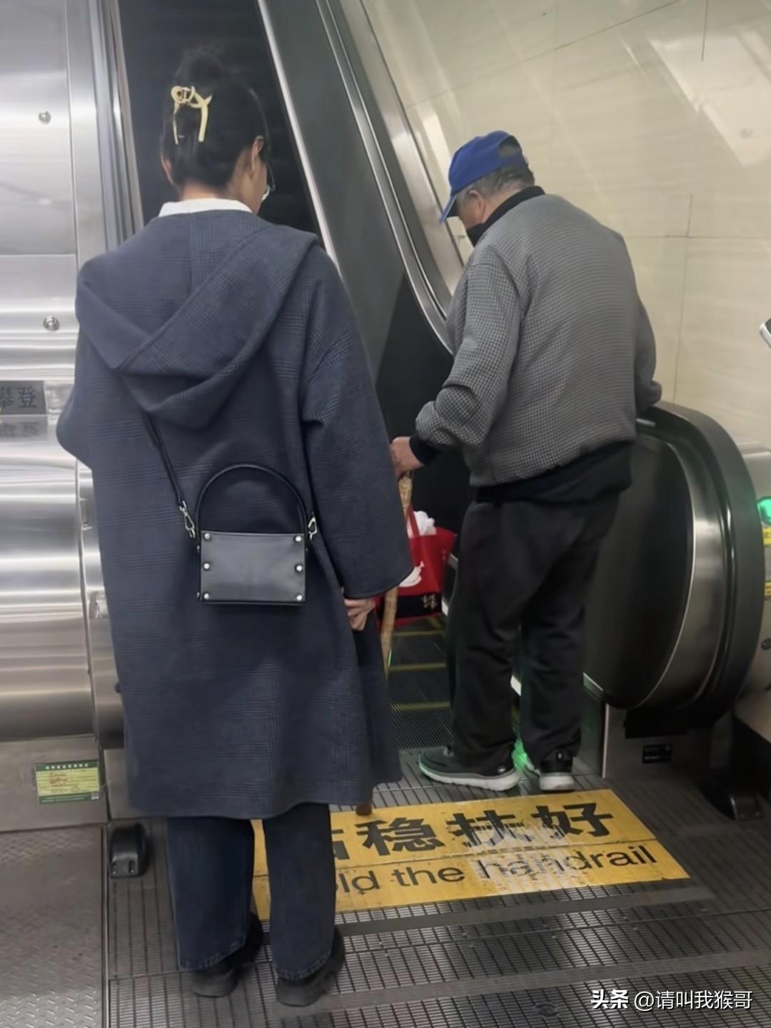 近日北京某地铁站电梯口，一腿脚不便的老人在电梯旁边尝试了多次，因身体协调不好，一