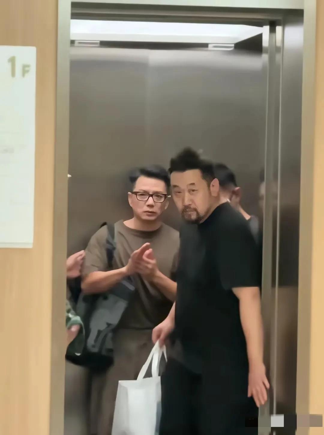 在影视作品当中贼拉放得开，超级酷，超级帅的段奕宏。
在现实当中就是一个超级社恐。