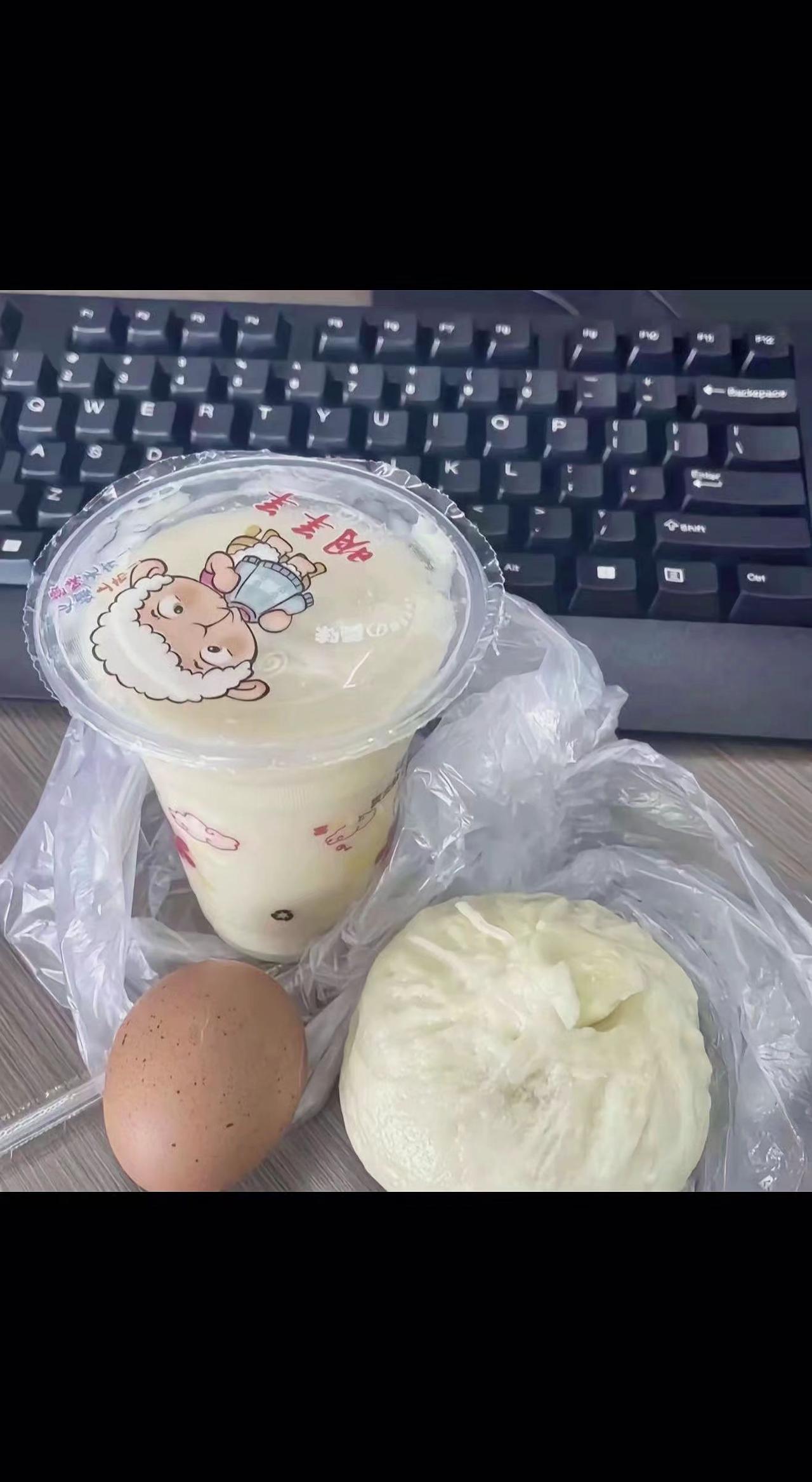 ☀️键盘前的碳水炸弹！奶黄包软乎乎像云朵☁️，豆浆暖手更暖心～打工人的治愈仪式感