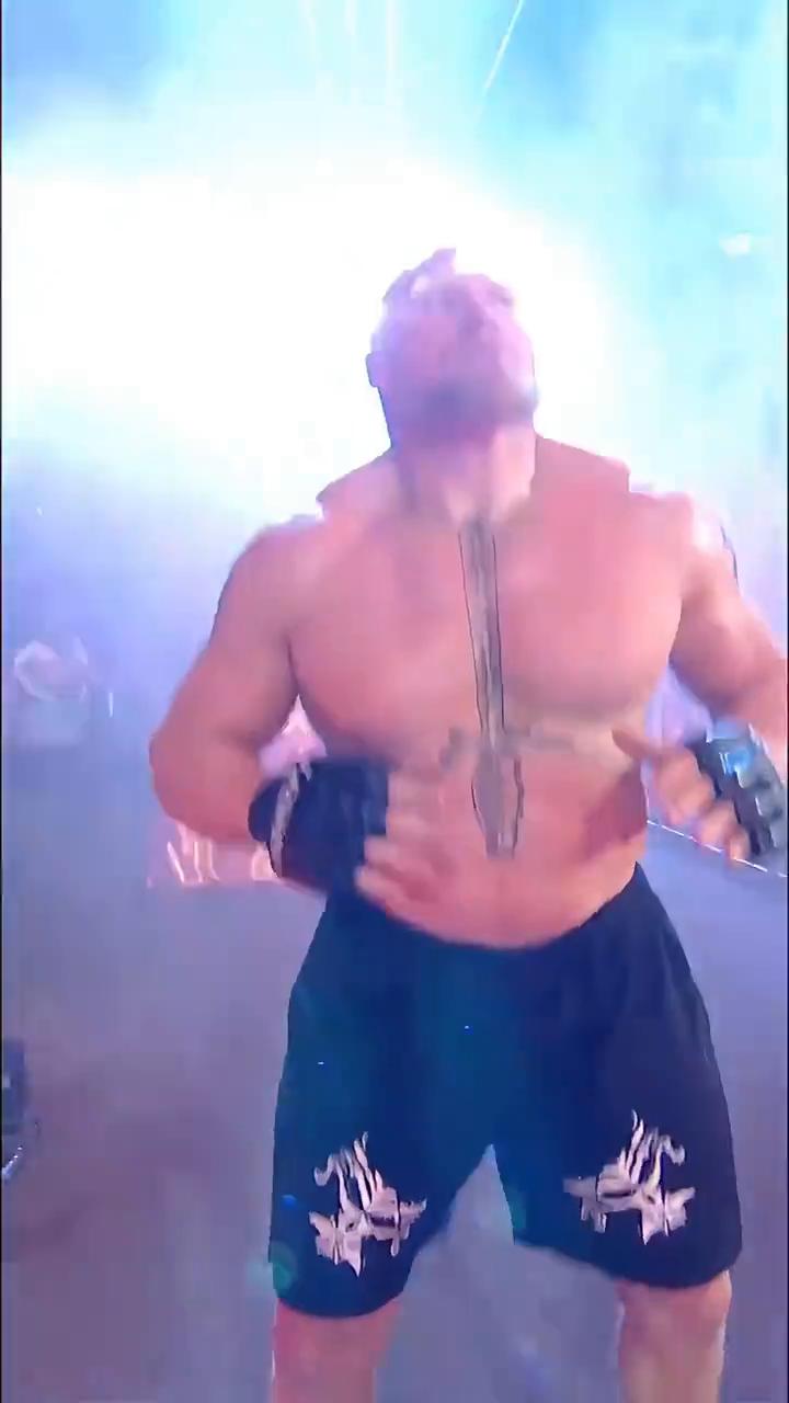 Brock lesnar装饰最华丽的Brock lesnar。
开幕钟声响起前装