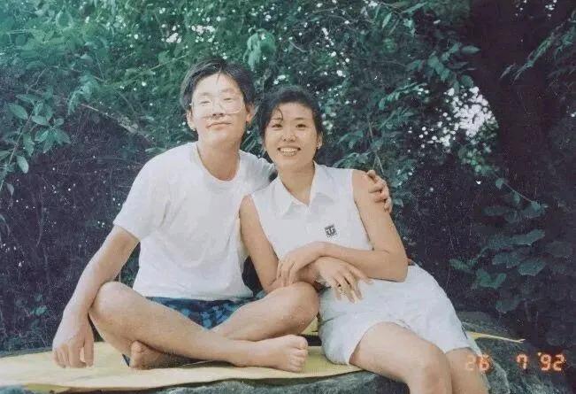 李在明和金惠景年轻的时候。
看照片角落写的是92年，推测是结婚一年后拍的照片。