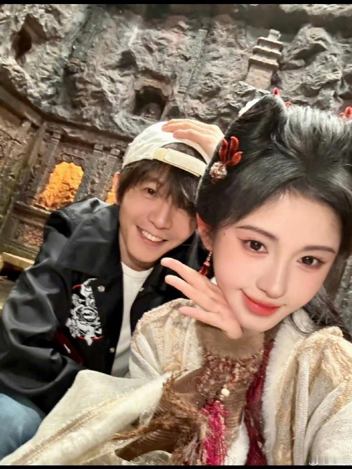 鞠婧祎请客郭敬明剧组 鞠婧祎请客郭敬明剧组，鞠婧祎请郭敬明《百妖谱》剧组喝奶茶了