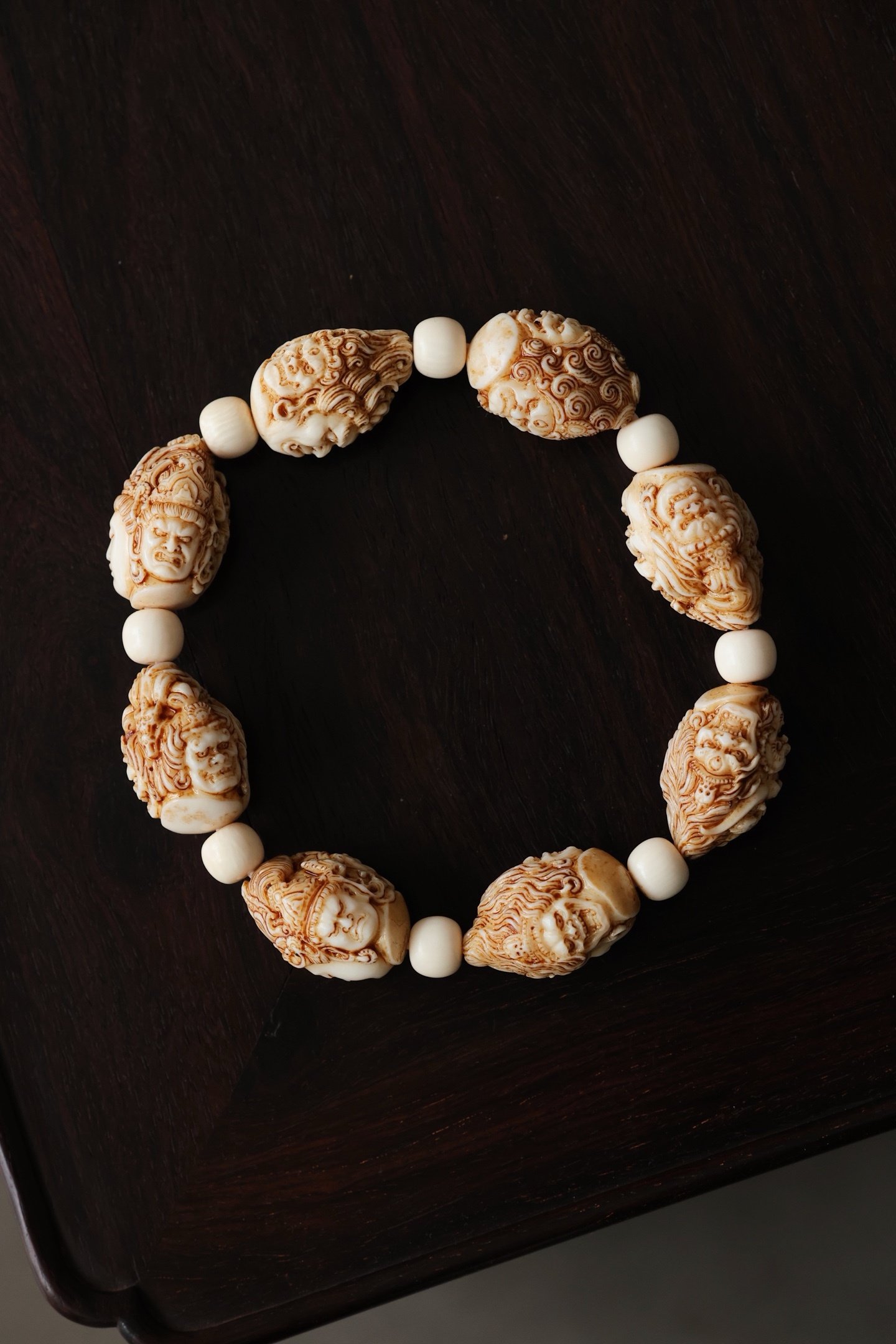 猛犸仿古 | 万佛 手串料质温润细腻，雕刻诸佛法相端庄，诸相造妙刀下，细节生动，