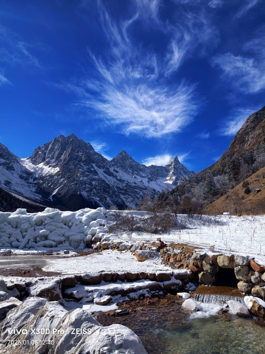 川越冰雪遇见你四川阿坝的冬天，是雪山与蓝天的绝美画卷。连绵的雪山被皑皑白雪覆盖，