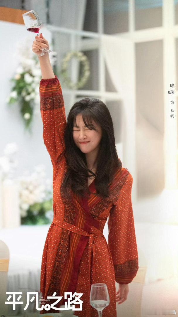 原来蜜语纪是朱珠首部大女主朱珠在这部剧里面的职场人数就非常的帅气，而且也是很懂自