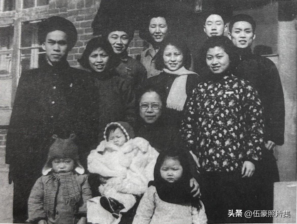 1956年春节，曹诚英和亲人、学生们合影。曹诚英坐中间，立者左起依次为谢群、居毅