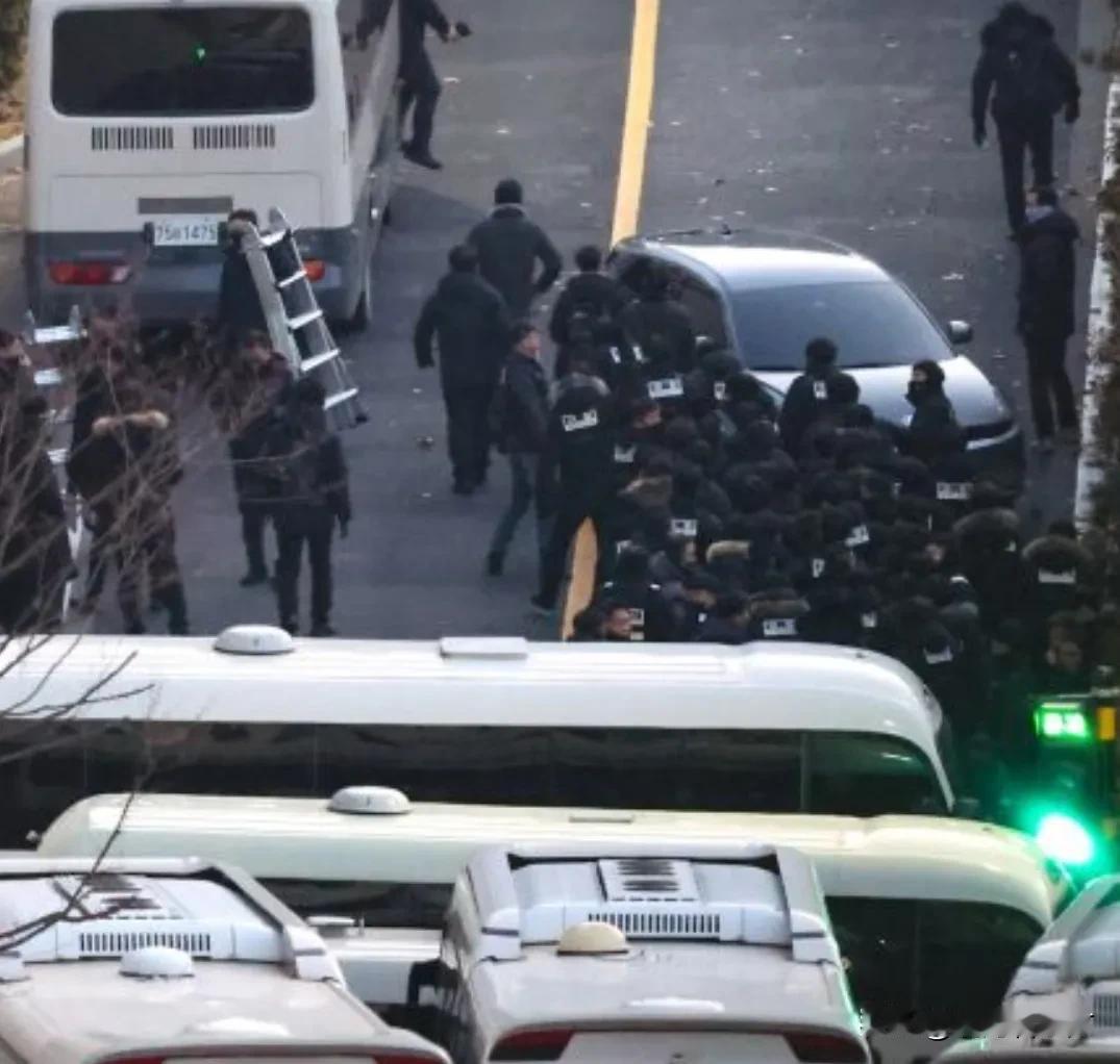 韩国警方说没有人在现场被捕，那么先前媒体们播报的金成勋被逮捕，并被送走的新闻怎么