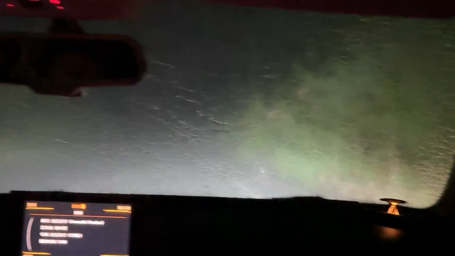凌晨1:30出门下着瓢盆大雨在这一瞬间突然就不想努力了突然就想躺了 ​​​