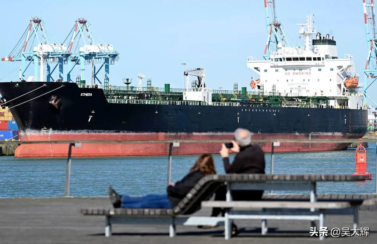 “影子船队”油轮被处以千万欧元保释金

吴大辉教授报道，比利时对周日被该国军方扣