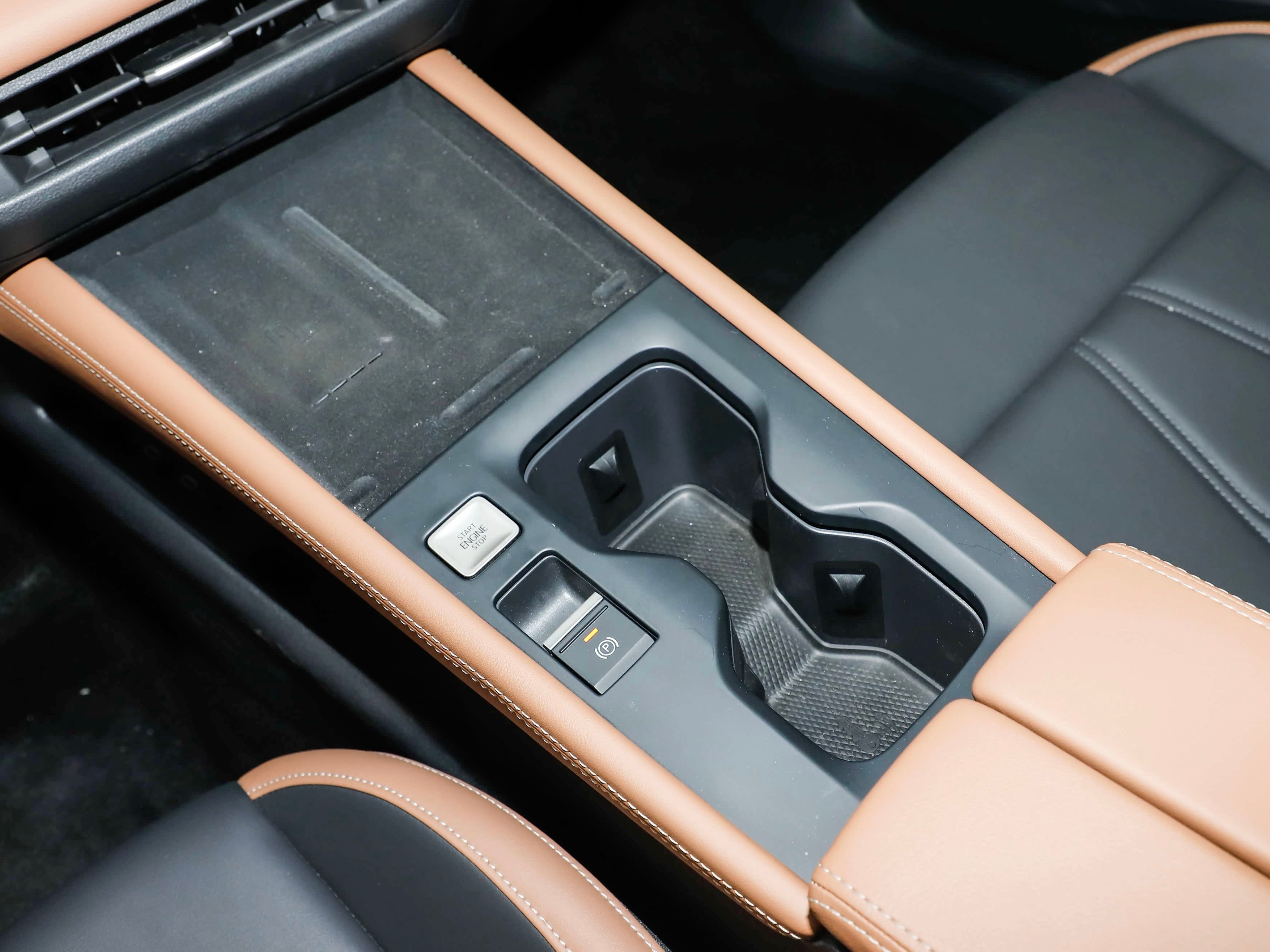 考考朋友们，能猜出这是什么品牌、什么车的内饰不？这套内饰，与我对该品牌的印象，确