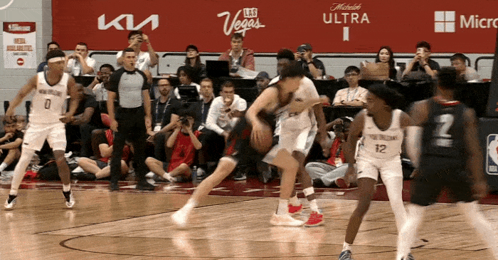 轻敌了！杨瀚森篮下强打惨遭封盖！
在今天NBA夏季联赛开拓者对阵鹈鹕的第三节比赛