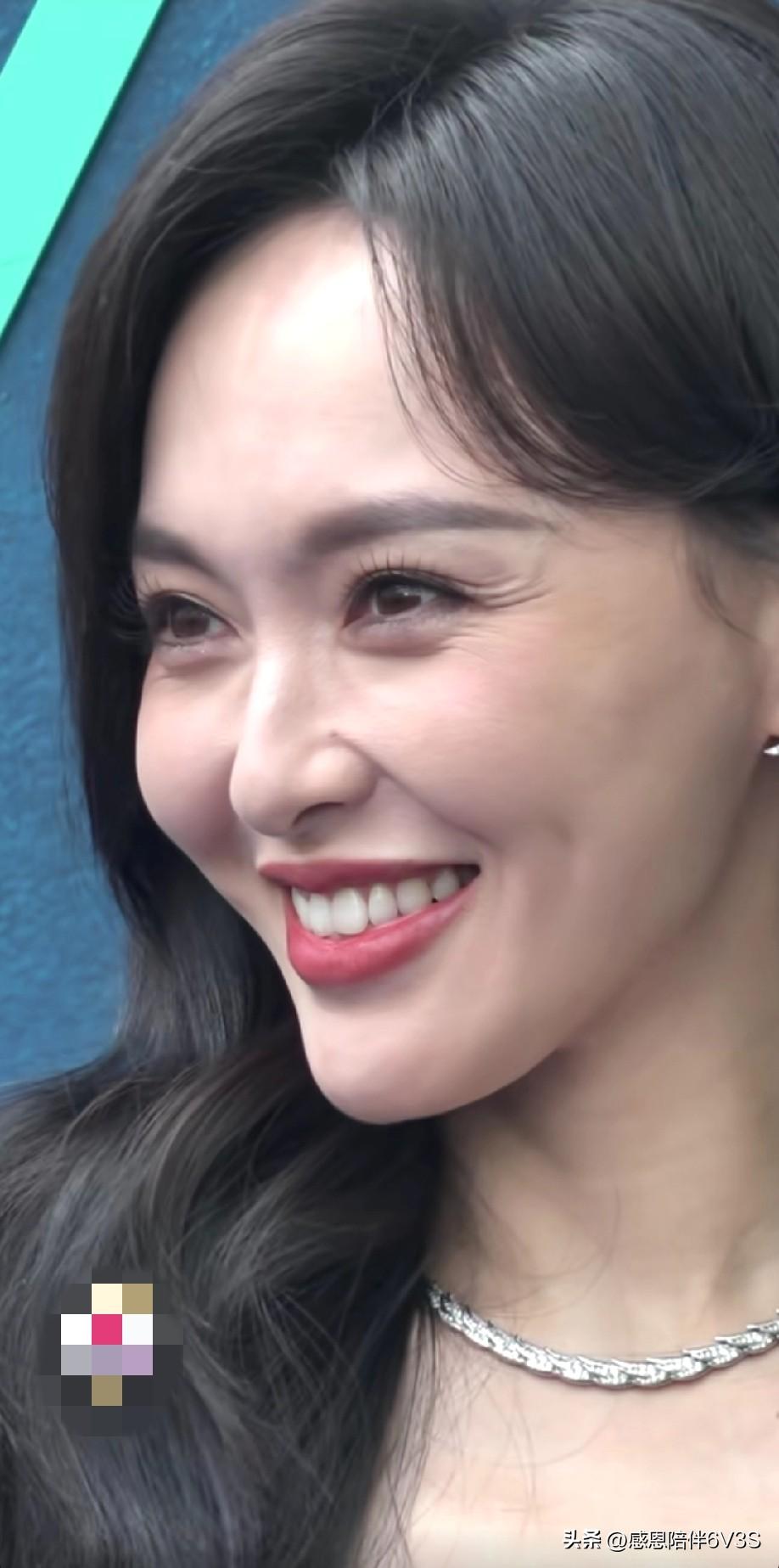 哎哟，这么近看唐嫣，真的会被惊艳到！不说那完美的五官，就冲这头发丝儿，我这个“秃