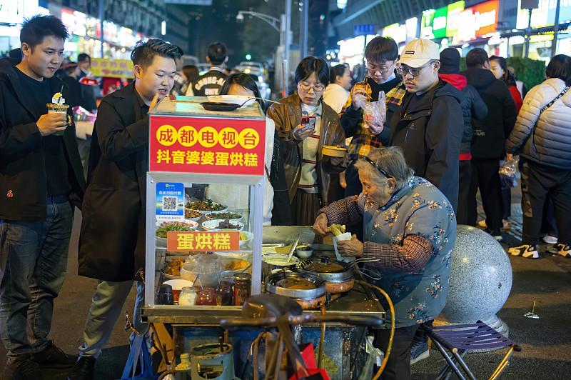 92岁，凌晨两点收摊，卖了几十年蛋烘糕。就这样一个老人，被一群博主围着怼脸拍，故